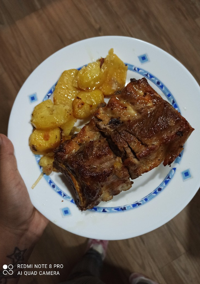 Una foto de Costilla con patatas al horno