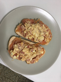 Una foto de Tosta de salmón ahumado