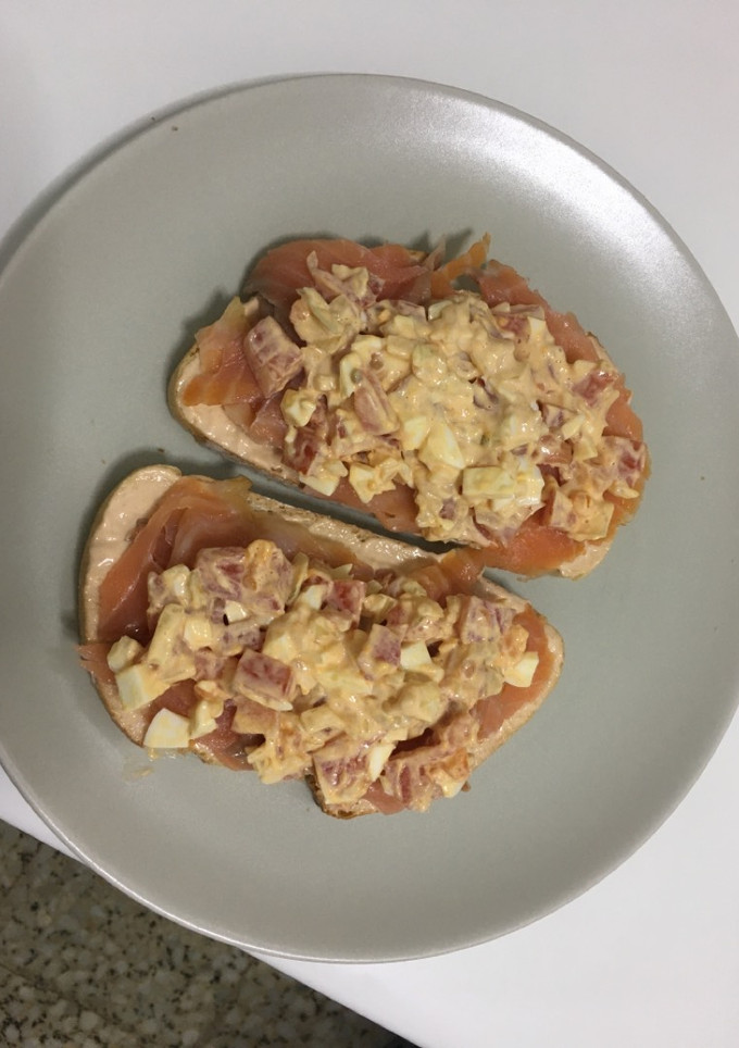 Una foto de Tosta de salmón ahumado