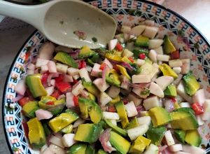 Una foto de Ceviche vegetariano o ensalada de palmitos