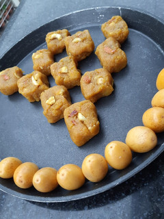 લીલી ખારેક નો હલવો (lili kharek halwa in Gujarati) રેસીપી મુખ્ય ફોટો