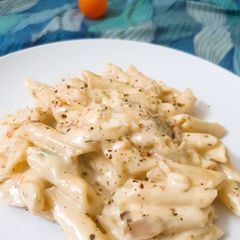 A picture of Creamy white pasta.