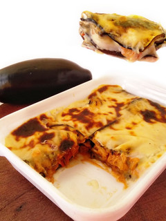 Una foto de Lasaña de berenjenas y bacalao al ajoarriero, con queso de cabra