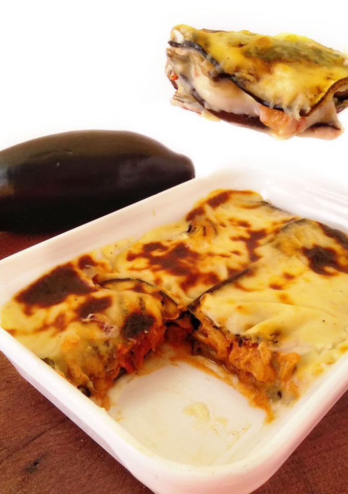 Una foto de Lasaña de berenjenas y bacalao al ajoarriero, con queso de cabra