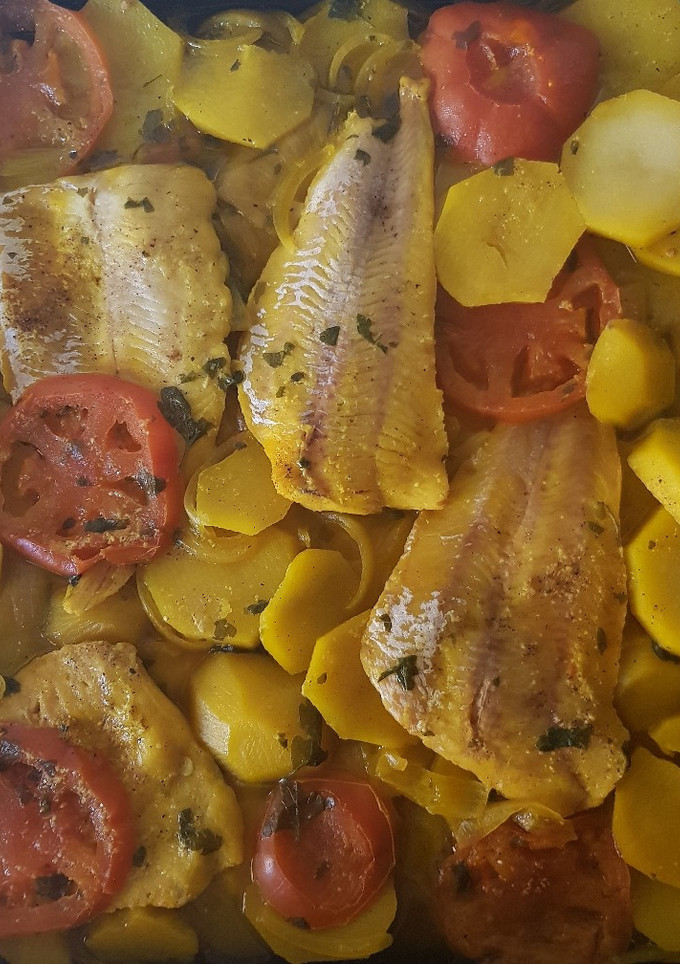 Una foto de Pescado al horno con patatas