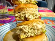 Una foto de arepas de pollo