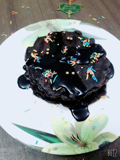चॉकलेट पेन केक (Chocolate Pancake Recipe In Hindi) रेसिपी मुख्य फोटो