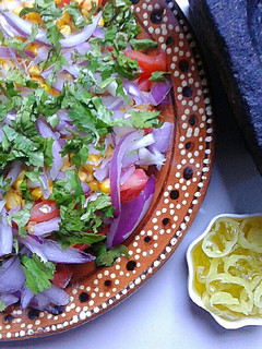 Una foto de Ensalada de Tomates con Choclo y Cebolla Morada