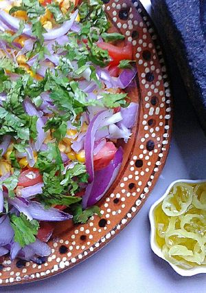 Una foto de Ensalada de Tomates con Choclo y Cebolla Morada