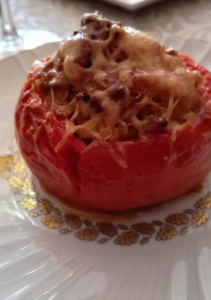 Una foto de Tomates rellenos de arroz y carne