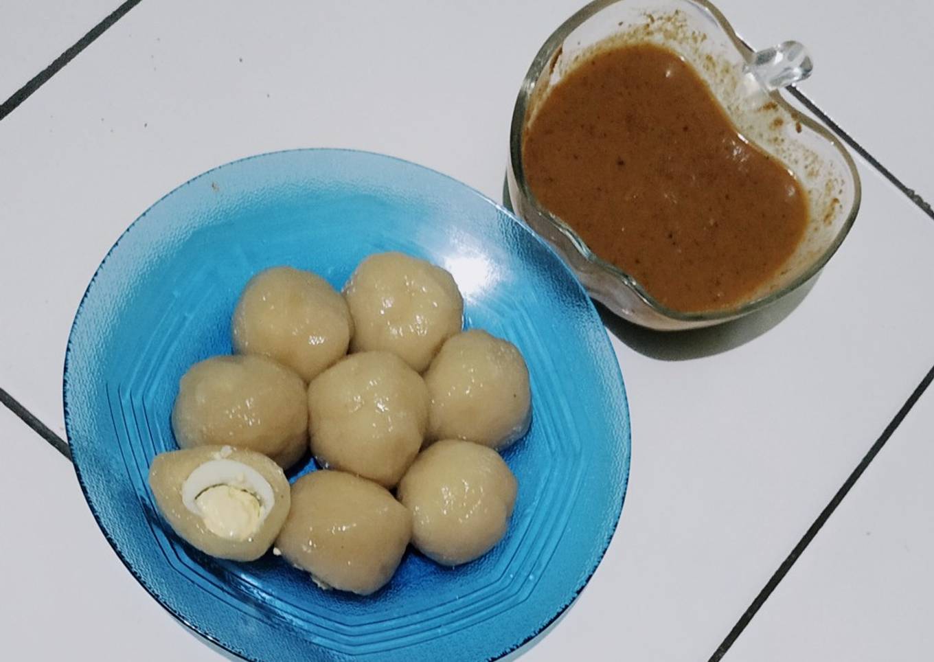 Cilok isi telur puyuh bumbu pecel