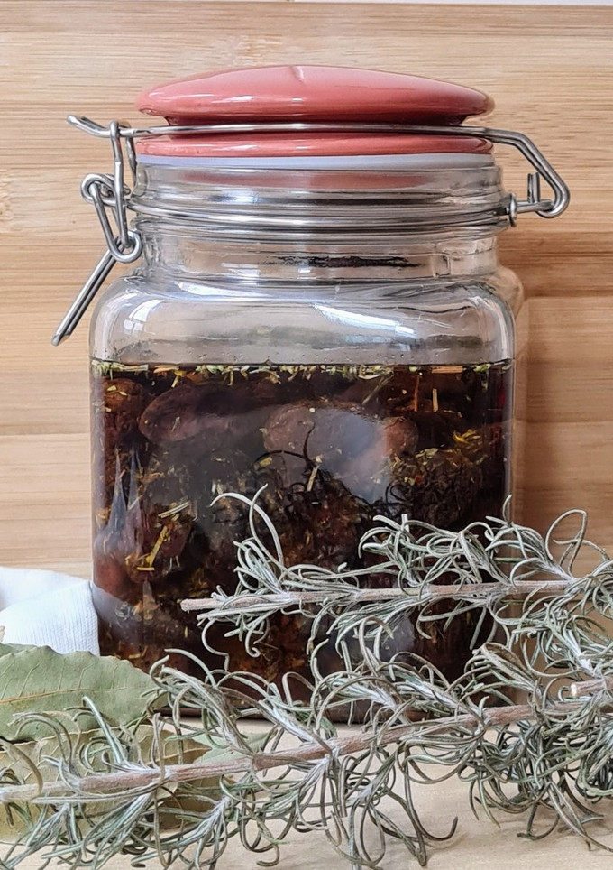 Una foto de Aceitunas negras estilo griego aliñadas