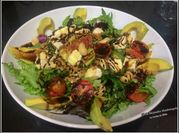 Una foto de tomates cherry y brie