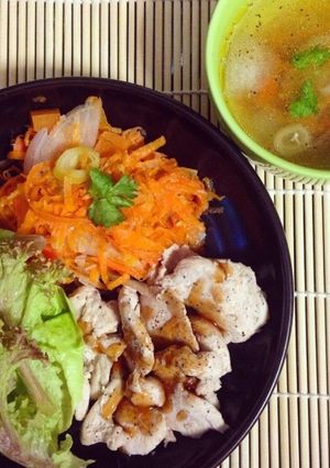 รูปของ ก๋วยเตี๋ยวแห้งไก่ เส้นแครอท