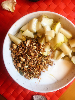 Una foto de Kéfir con pera y granola casera