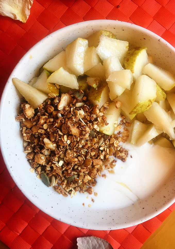 Una foto de Kéfir con pera y granola casera