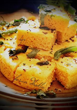 गुजराती स्पंजी बेसन खमन ढोकला (Gujarati spongy besan khaman dhokla recipe in Hindi) रेसिपी मुख्य फोटो