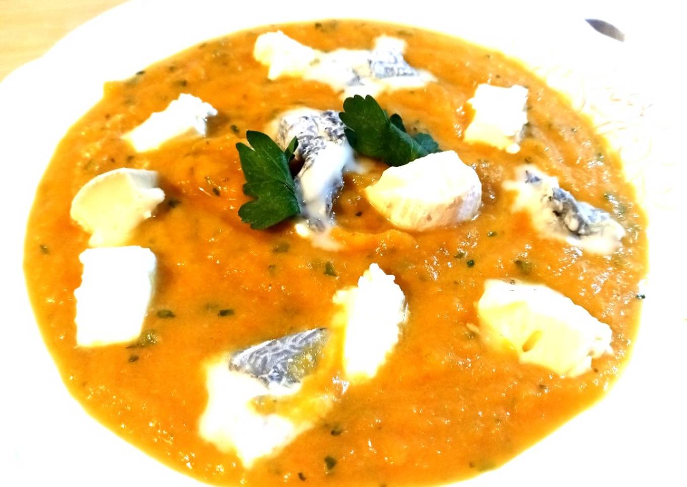 Soupe carottes persil avec morceaux de chèvre fermier et mont d'or