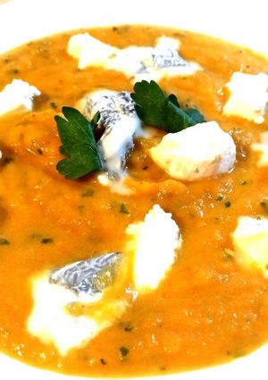 Une photo de Soupe carottes persil avec morceaux de chèvre fermier et mont d'or