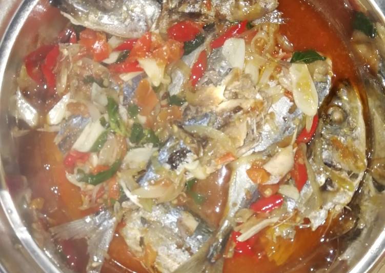 Ikan layang bumbu kemangi