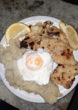 Una foto de Merluza grille con puré y huevo poché