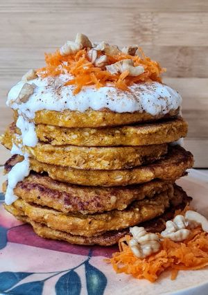 Una foto de Hotcakes de zanahoria y avena sabor "carrot cake" en versión saludable 🥕