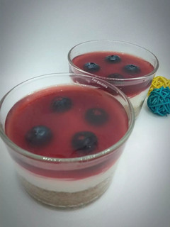 Una foto de Vasos de cheesecake keto de arándanos sin azúcar