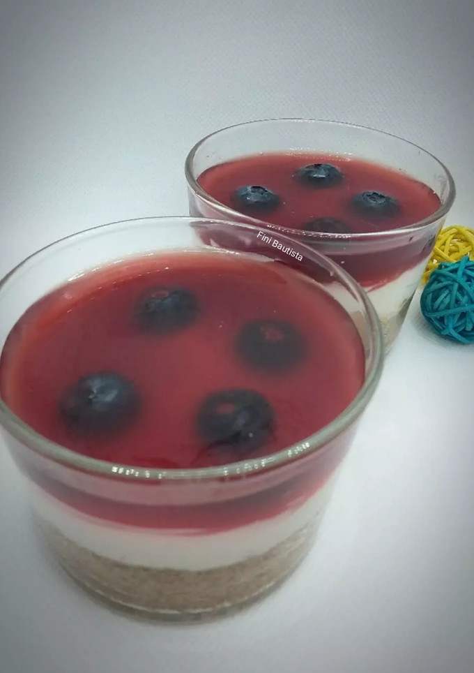 Una foto de Vasos de cheesecake keto de arándanos sin azúcar