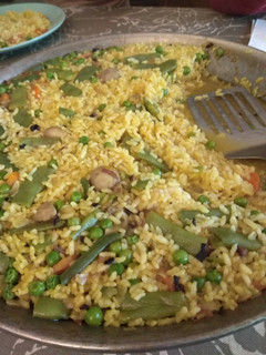 Una foto de Arroz de menestra con caldo de codillo