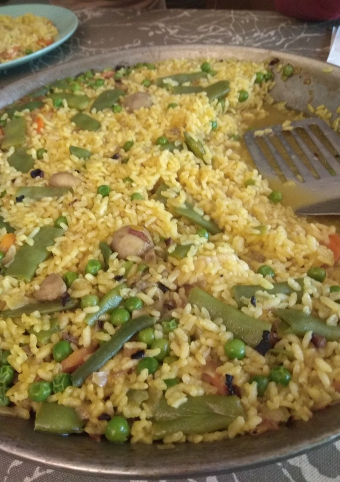 Una foto de Arroz de menestra con caldo de codillo