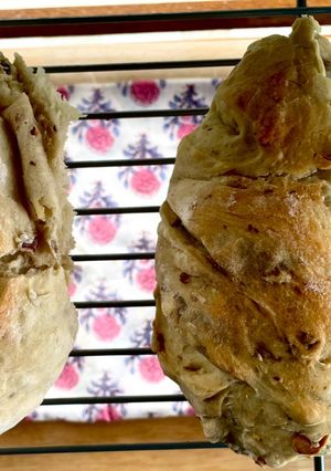 รูปของ ขนมปังช่างหัวมันใส่ลูกเกดธัญพืช 😂ก้อนแรกในชีวิต🍞Artisan Bread first life😂w/t green raisin and almond 🥜