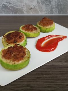 Darált hússal töltött cukkinigyűrűk recept fotója