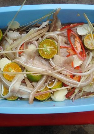 Hình của món Tai heo ngâm sả tắc.