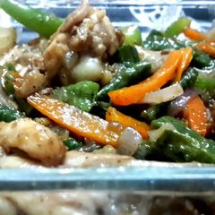 A picture of Stir fried chicken with vegetables.