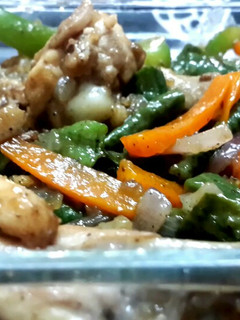 A picture of Stir fried chicken with vegetables.