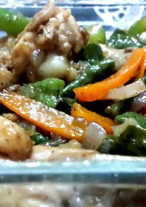 A picture of Stir fried chicken with vegetables.