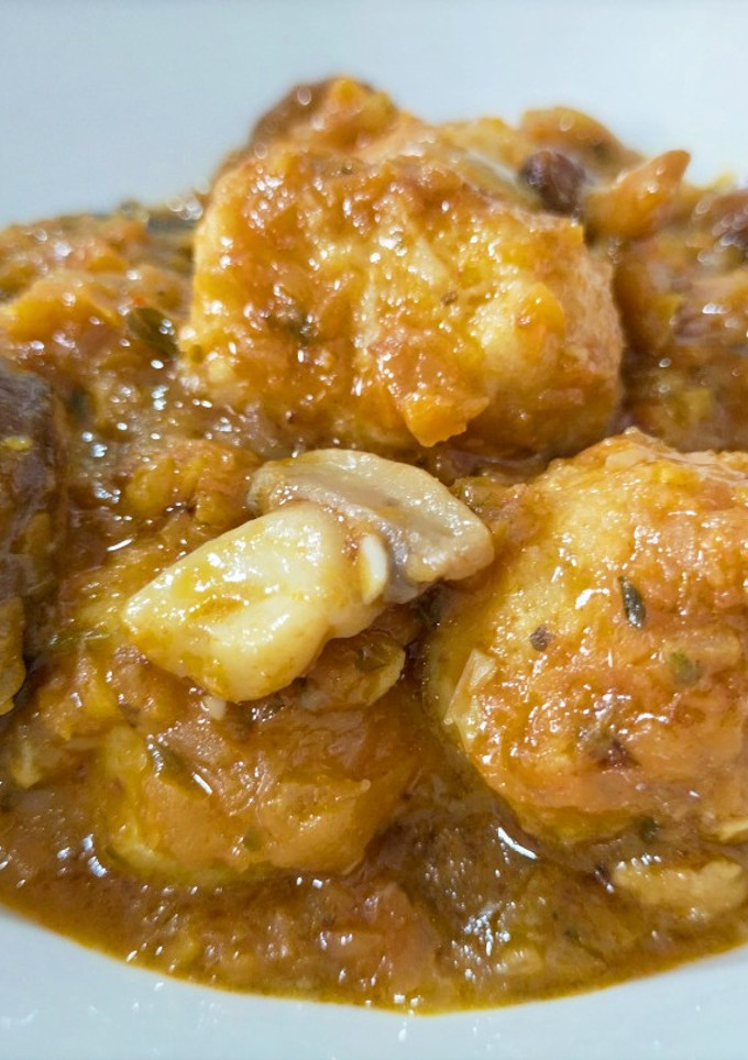 Una foto de Albóndigas con setas en salsa