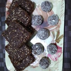 A picture of Dates bars/ laddoo.