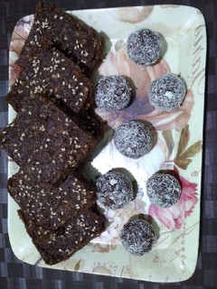 A picture of Dates bars/ laddoo.