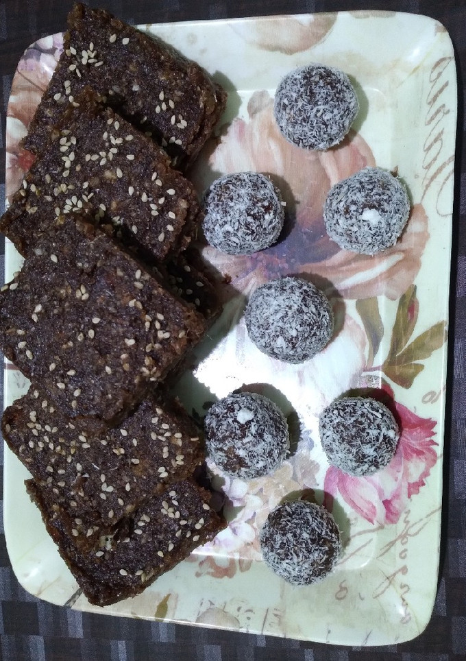A picture of Dates bars/ laddoo.