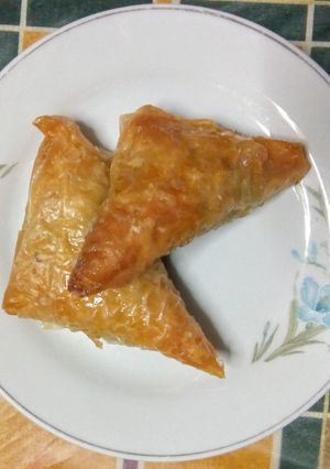 Φωτογραφία της συνταγής Τρίγωνα σιροπιαστά με γέμιση καρυδιού