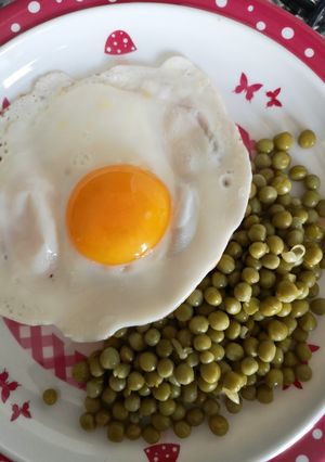 Une photo de Œuf au plat et petits pois