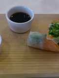 Nem vietnamita de salmón ahumado, queso tártaro y rúcula