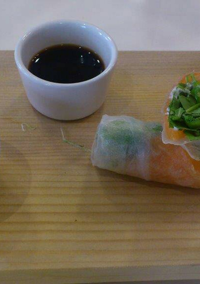 Una foto de Nem vietnamita de salmón ahumado, queso tártaro y rúcula