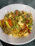 Wok de verduras, gambas y espaguetis
