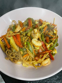 Una foto de Wok de verduras, gambas y espaguetis