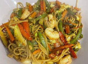Foto principal de Wok de verduras, gambas y espaguetis