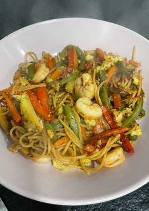 Una foto de Wok de verduras, gambas y espaguetis