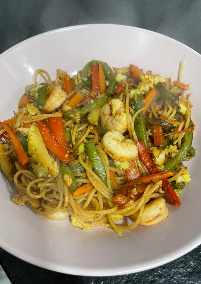 Una foto de Wok de verduras, gambas y espaguetis
