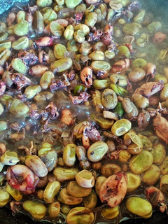 Una foto de Calamarcitos con cebolla y habas verdes